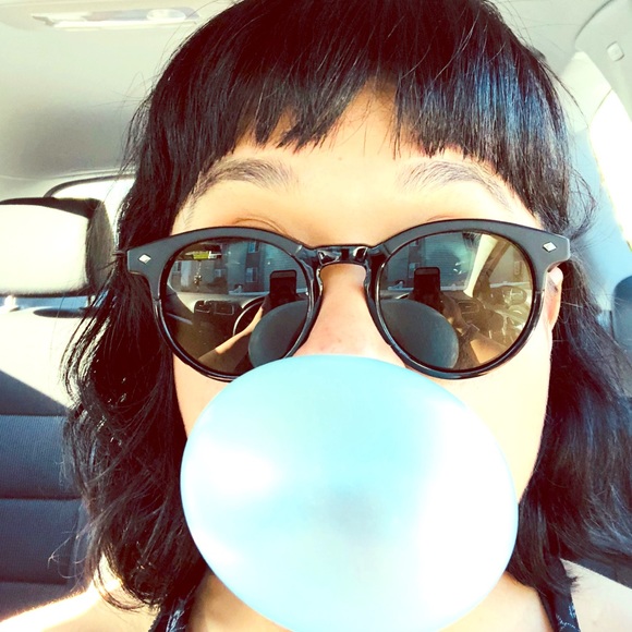 Meet your Posher, Claudia - Picture 2 of 2